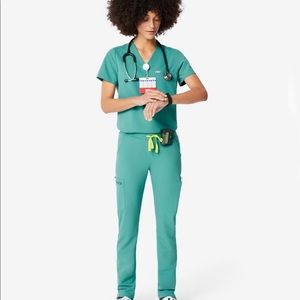 (NWT) FIGS❣️Marine❣️Catarina Scrub Top 💋